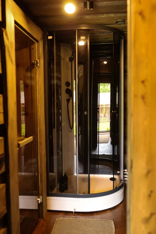 Бревенчатый дом-баня в стиле охотничьего домика