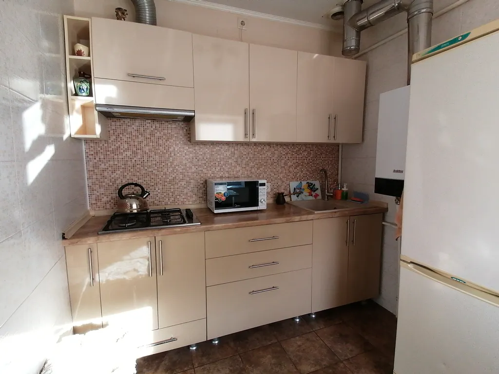 Двухкомнатный вместительный дом со двором