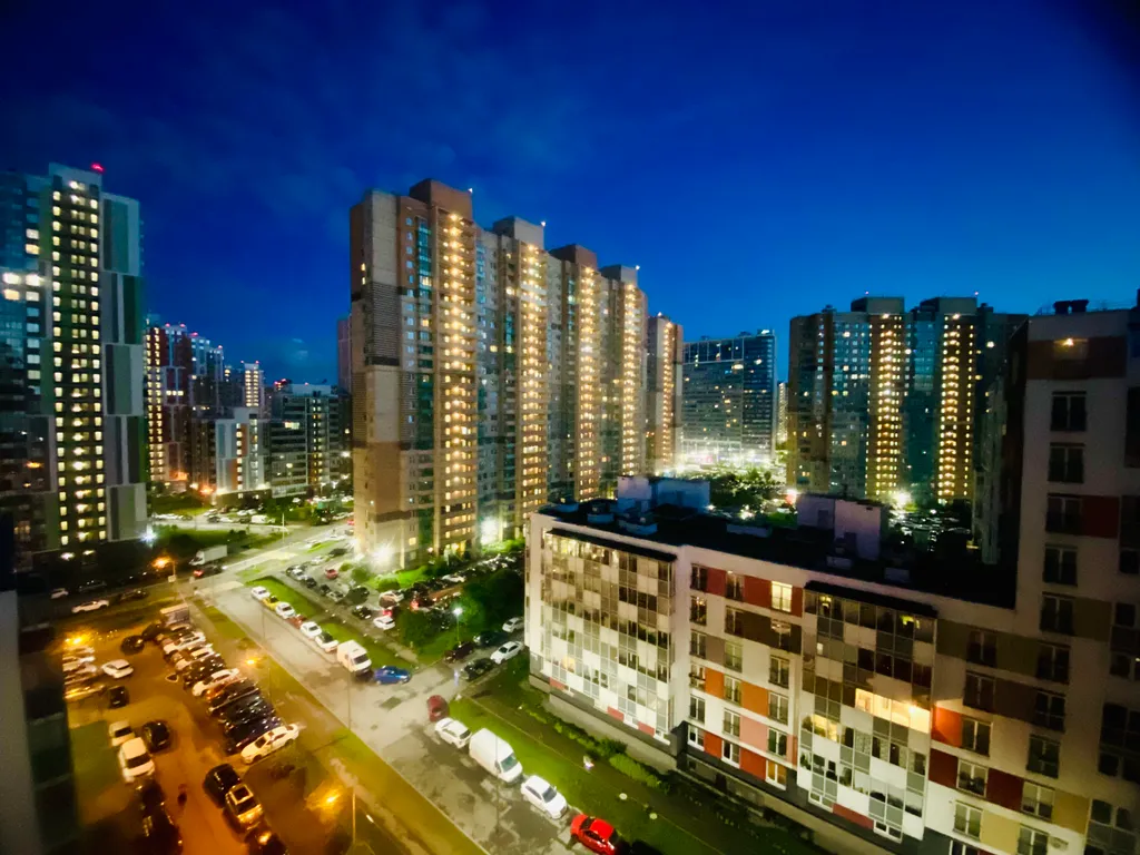 Уютная квартира с прекрасным видом на город в огнях