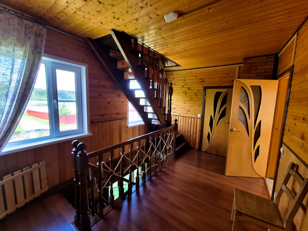 Дом с детской площадкой и видом на озеро