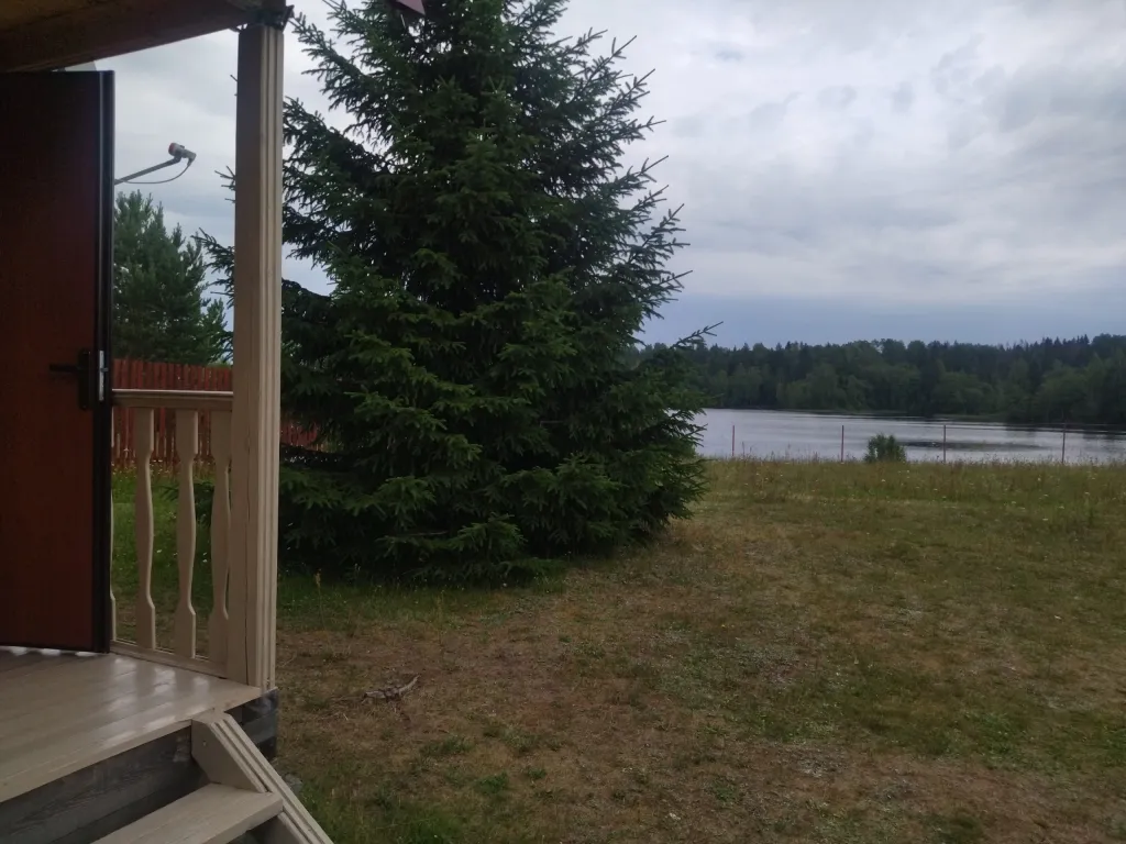 Уютный дом у озера