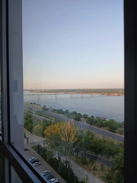 Жизнь с видом реку: огромная лоджия с панорамным остеклением в пол!