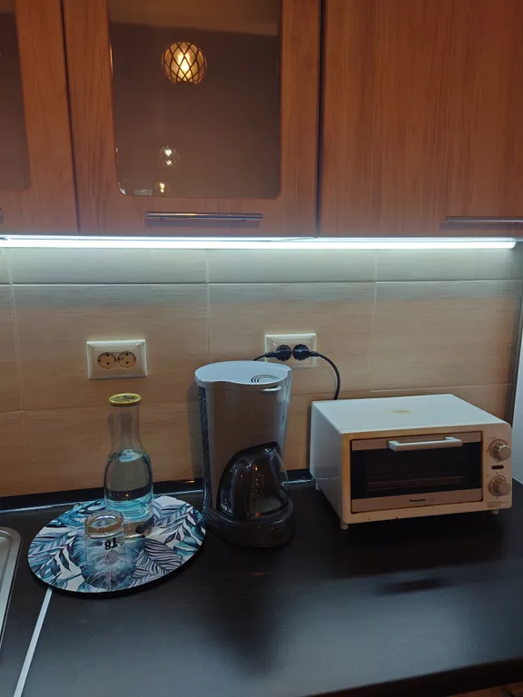 Дом с камином и панорамными окнами в сад