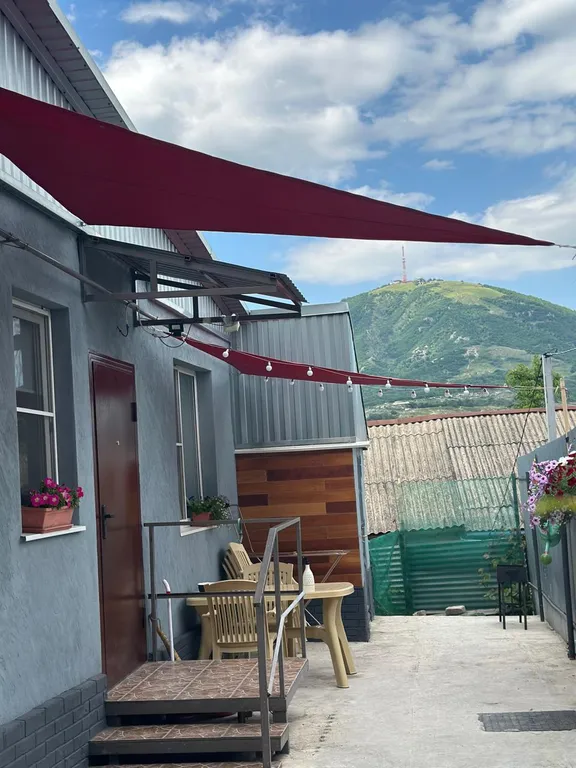 Домик с парковкой и мангалом