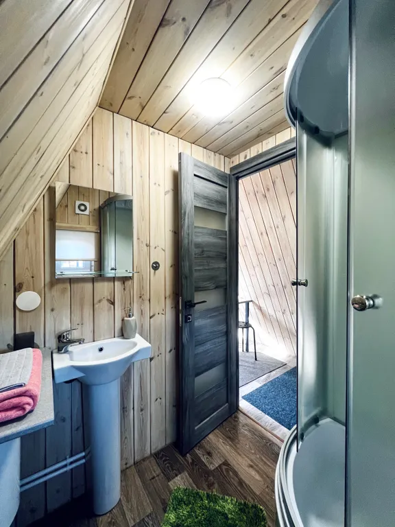 Уютный а-фрейм в сердце гор Алтая с видом на горы у леса