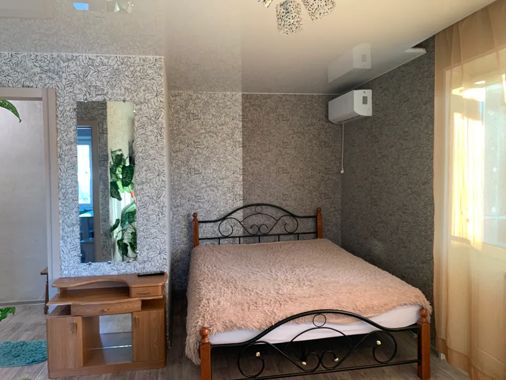 Хорошая чистая квартира с кондиционером, с видом на город и озеро — аренда посуточно в Находка