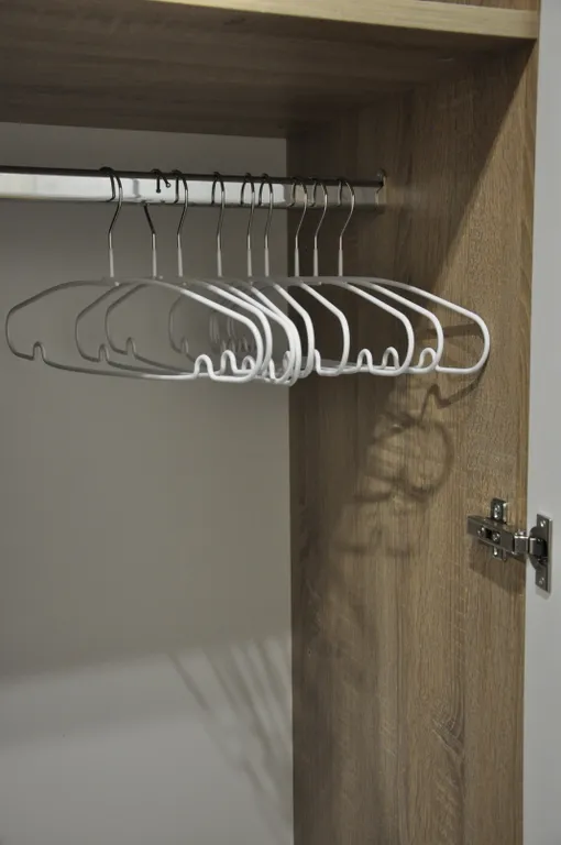 Студия с видом на море диваном и балконом