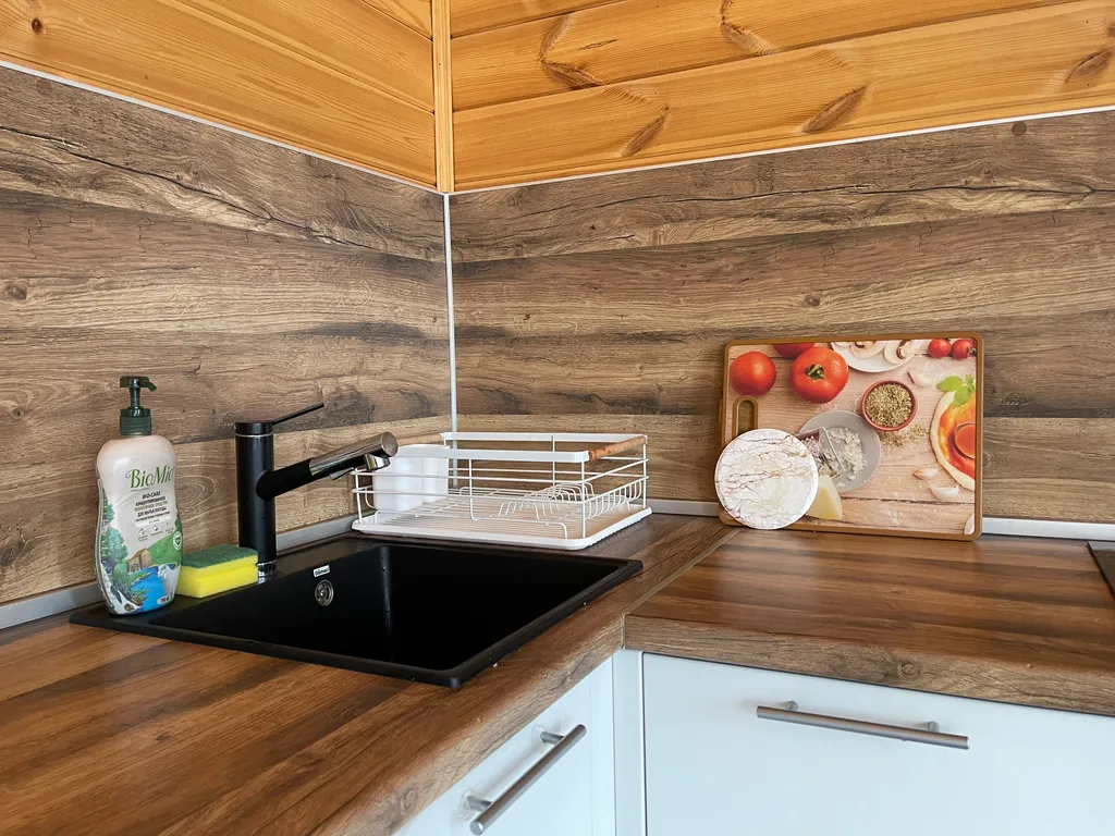 Уютный дом у леса и озера