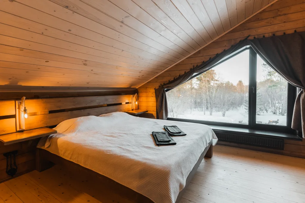 Дом Talotonttu на холме в окружении леса