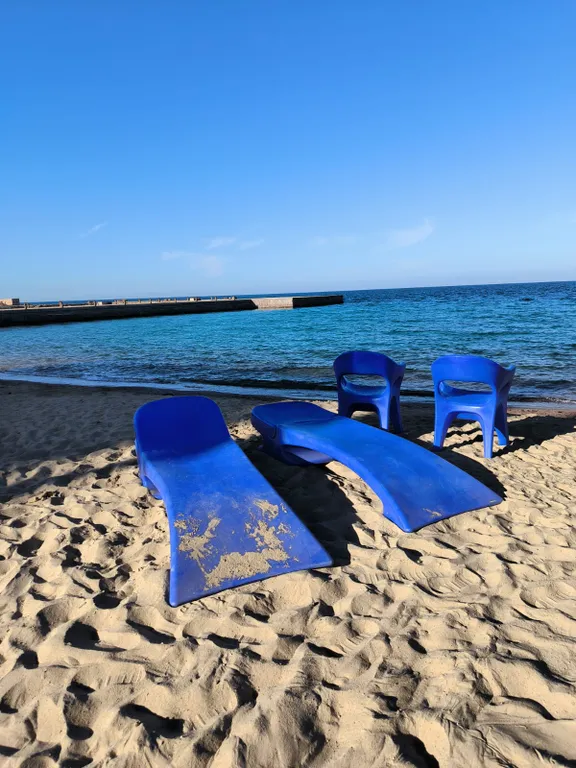 Уютная студия в терракотовом цвете на берегу моря, первая линия