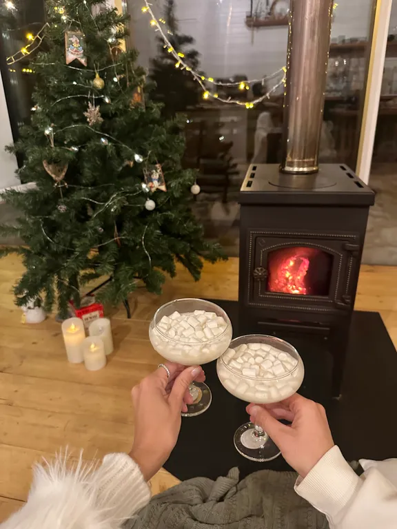 Уютный домик в лесу с горячим чаном