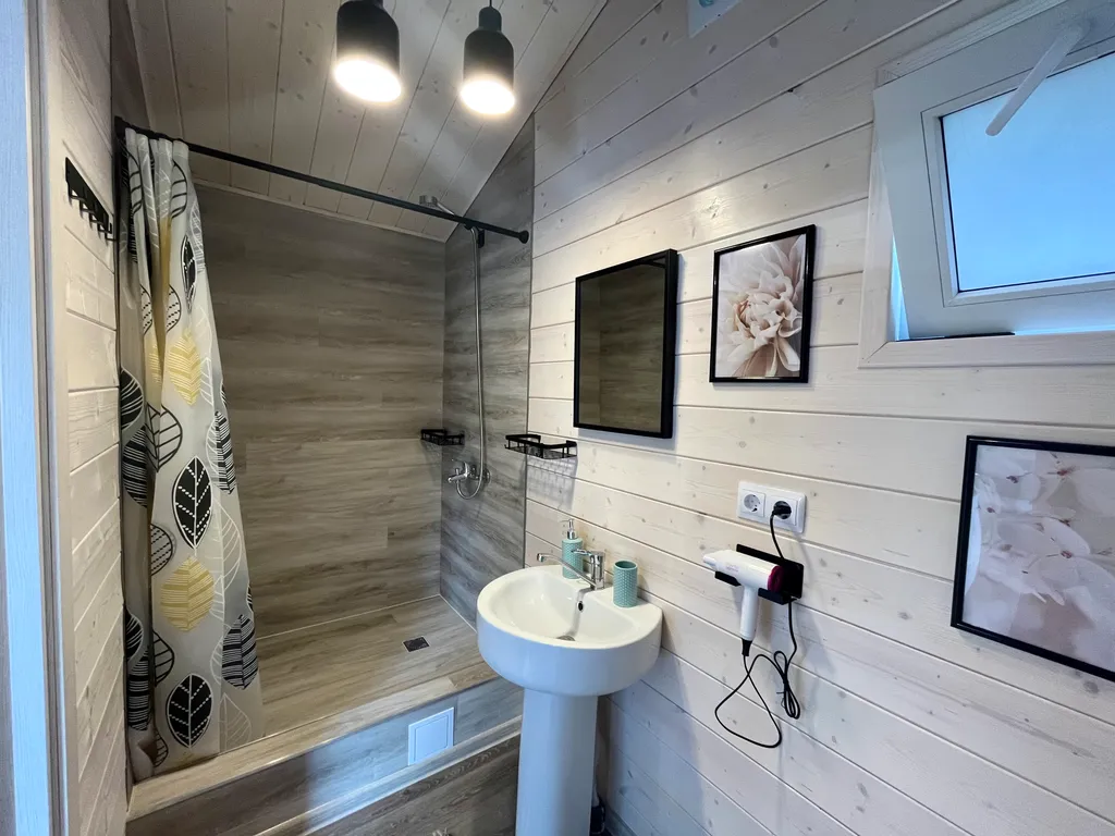 Новые Домики на берегу пруда