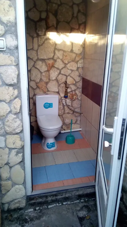 Трёхместная комната, вход с улицы