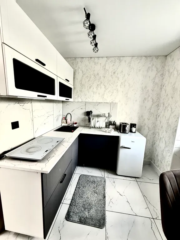 Новый дом в центре города. Елка и сервировка есть