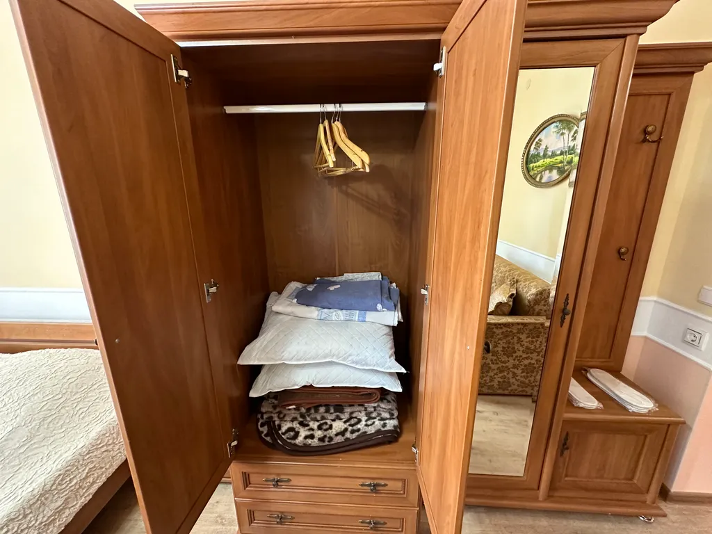 Комната в доме с бассейном у моря