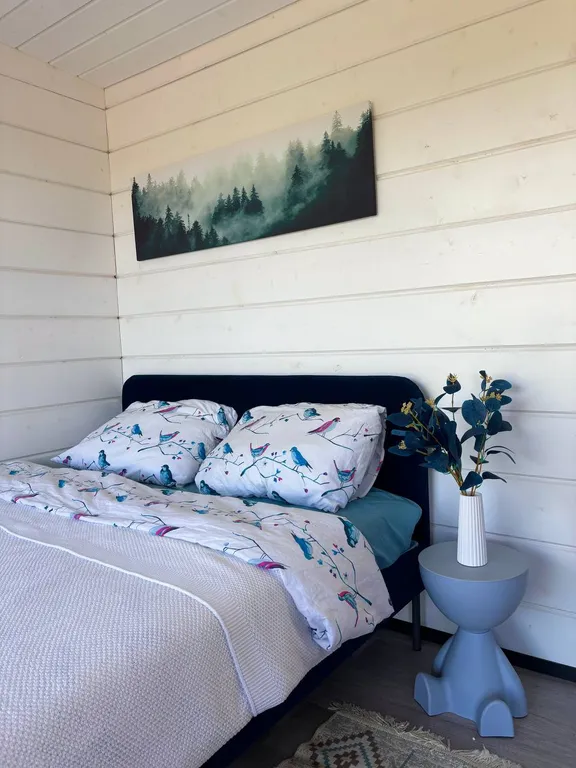 Домик с панорамным окном рядом с озером и видом на лес