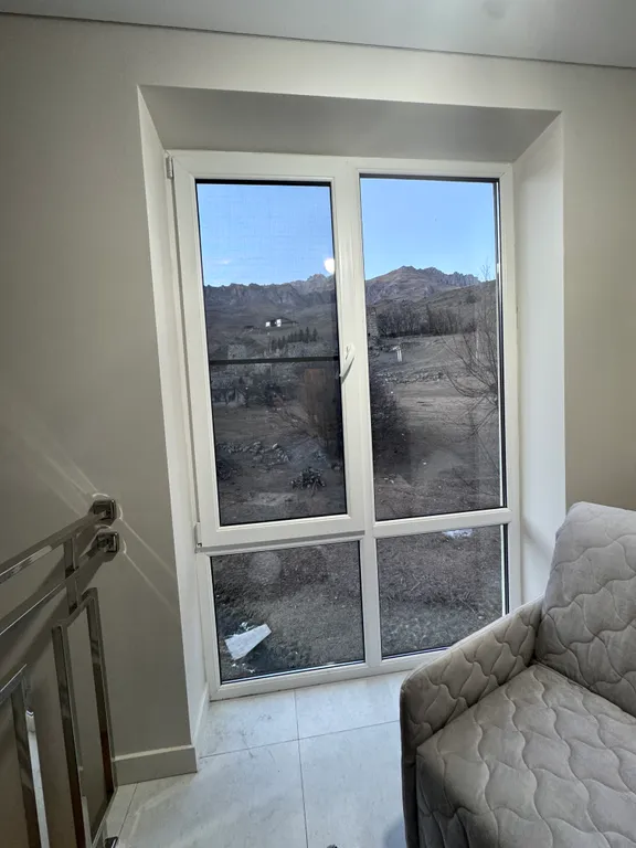 Большой загородный дом с бассейном, баней и рекой