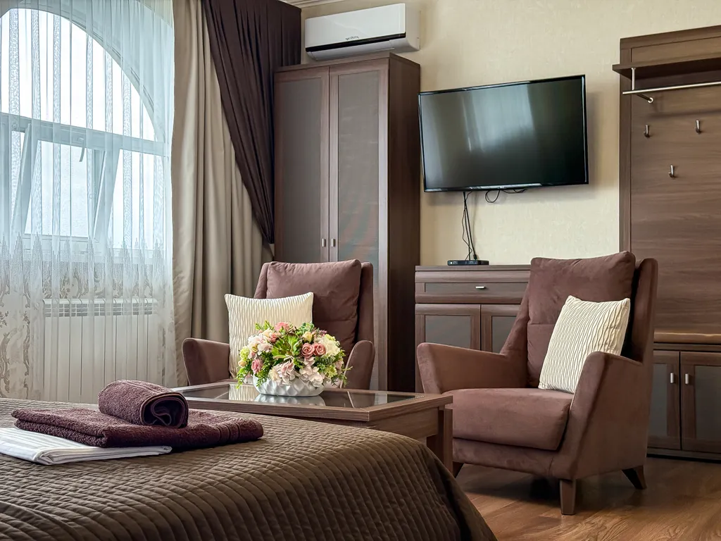 Просторный дом с видом на море и горы