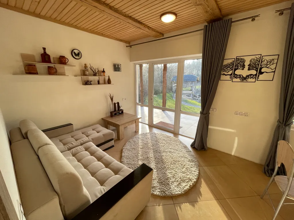 Домик на берегу озера