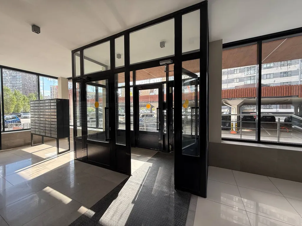 Студия с панорамными окнами и атмосферным видом