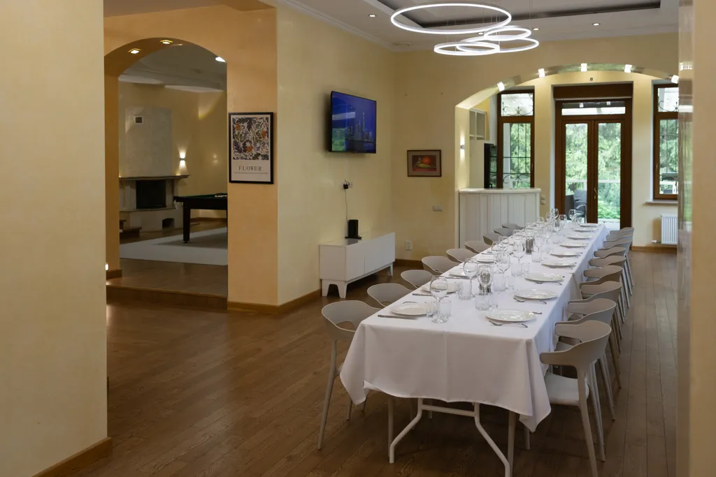 Особняк с большим бассейном в живописном лесном поселке