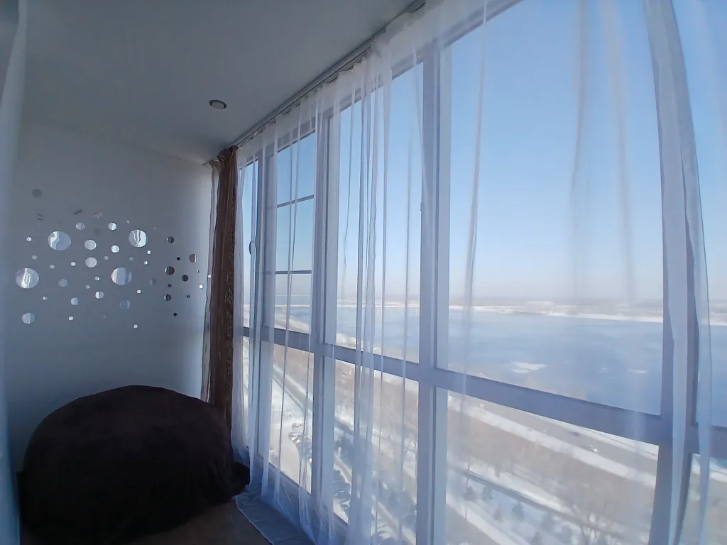 Жизнь с видом реку: огромная лоджия с панорамным остеклением в пол!