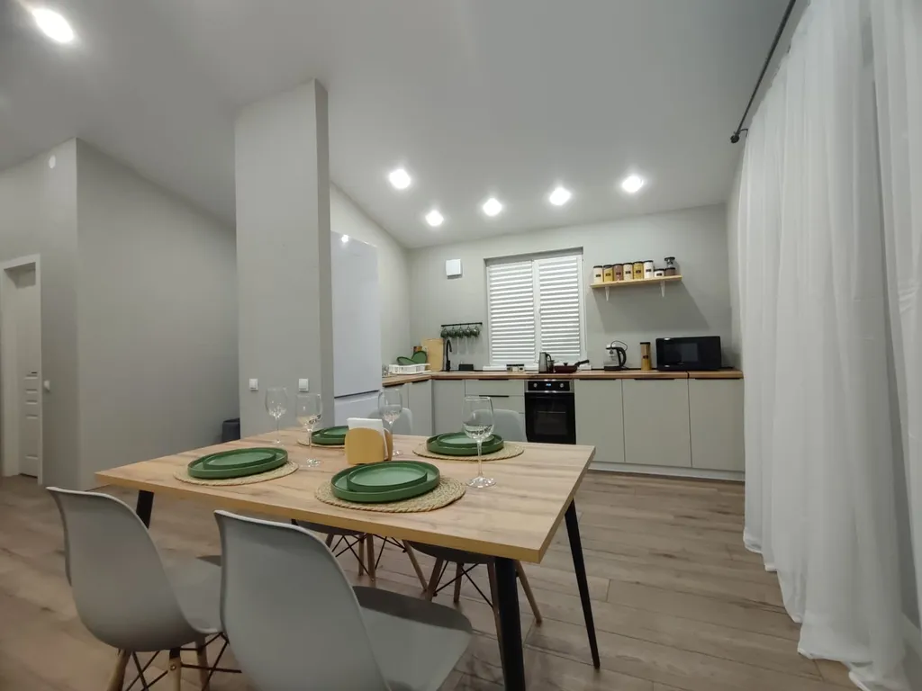 Уютный дом в окружении леса