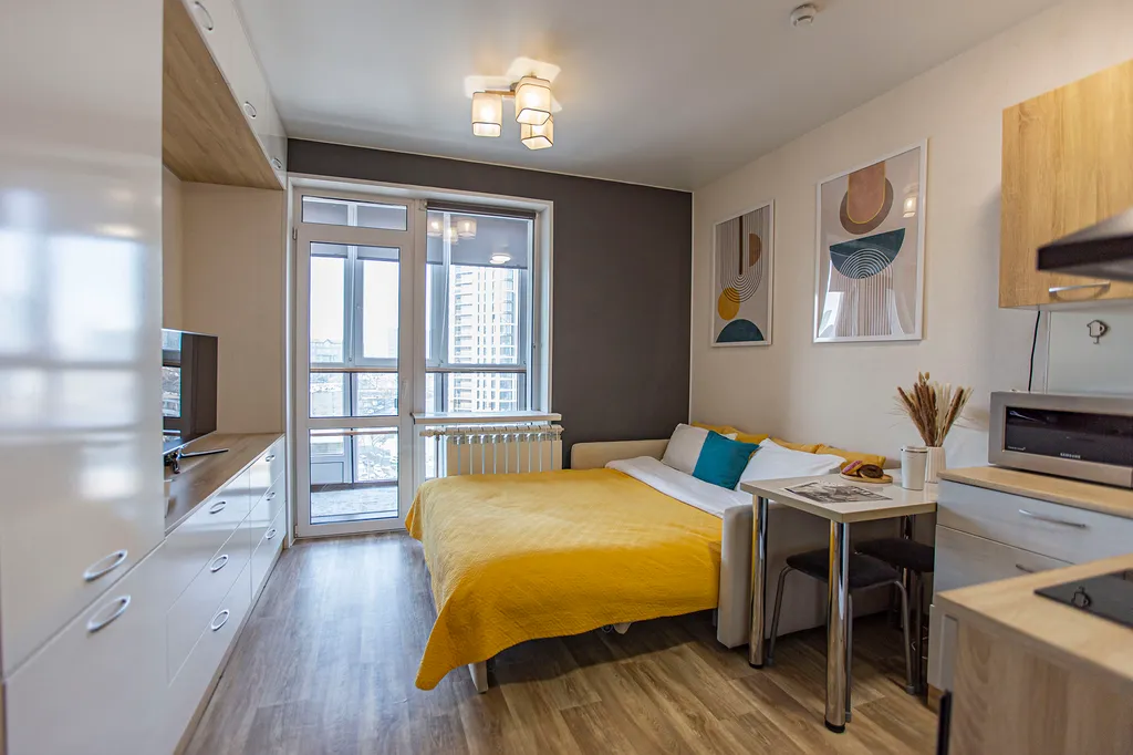 Уютная студия с красивым балконом