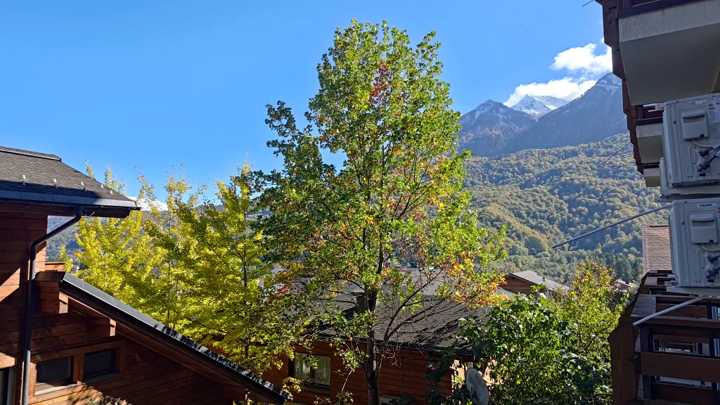 Дизайнерский апартамент со спальней и балконом