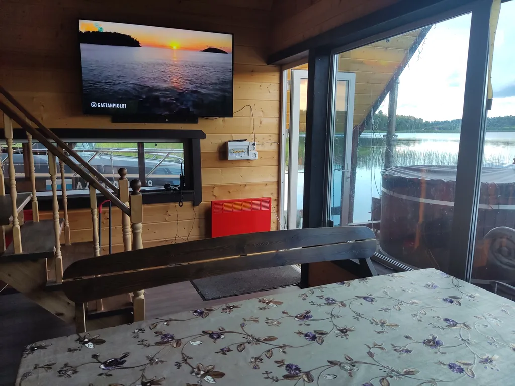 Сказочный плавучий домик в Ладожской шхере на воде