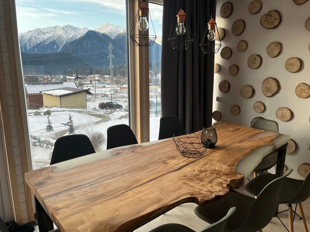 Коттедж с панорамными окнами и видом на горы