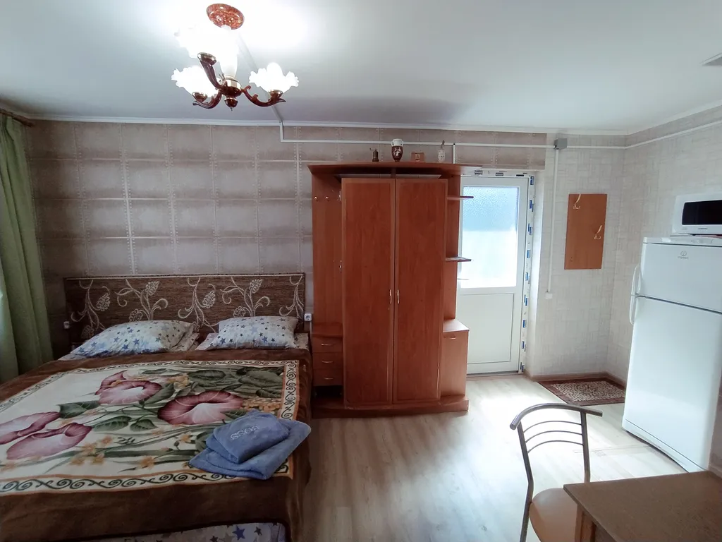 Двухэтажный трёхкомнатный дом Крым с кухней и двором под ключ