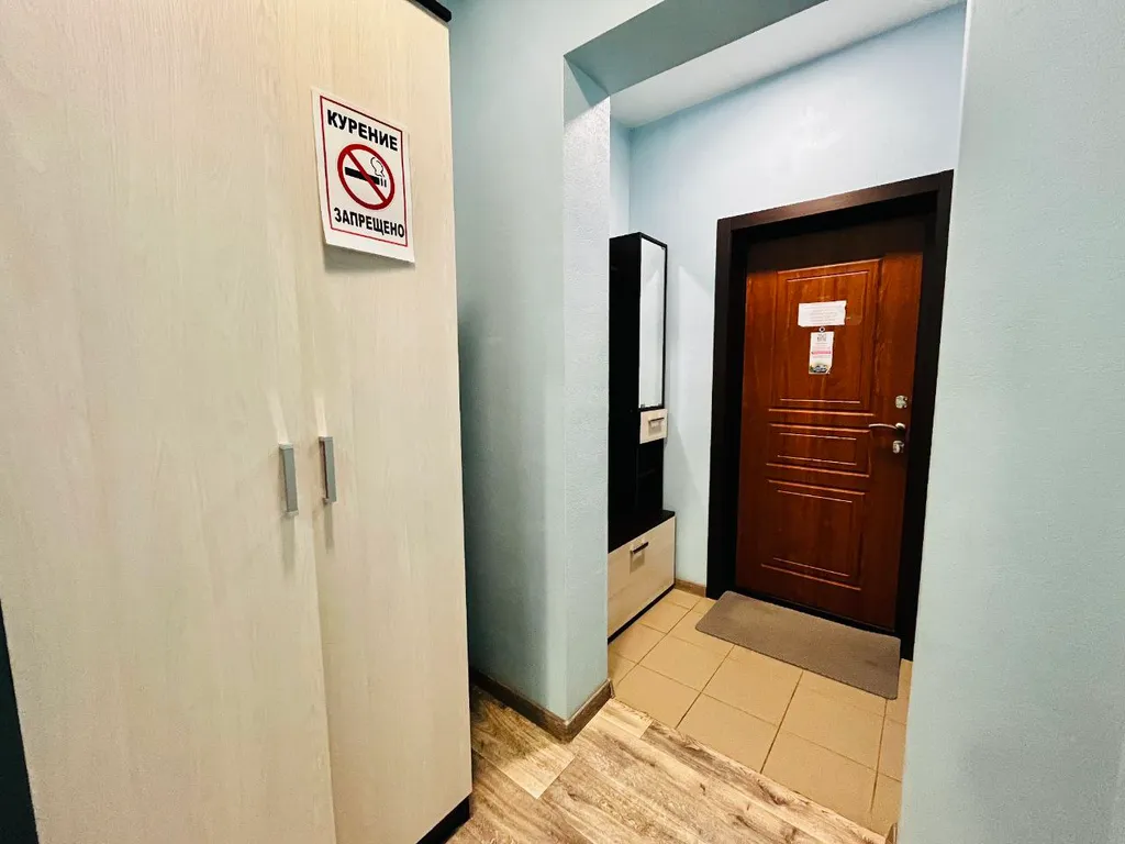 Однокомнатная квартира с диваном и тв на кухне