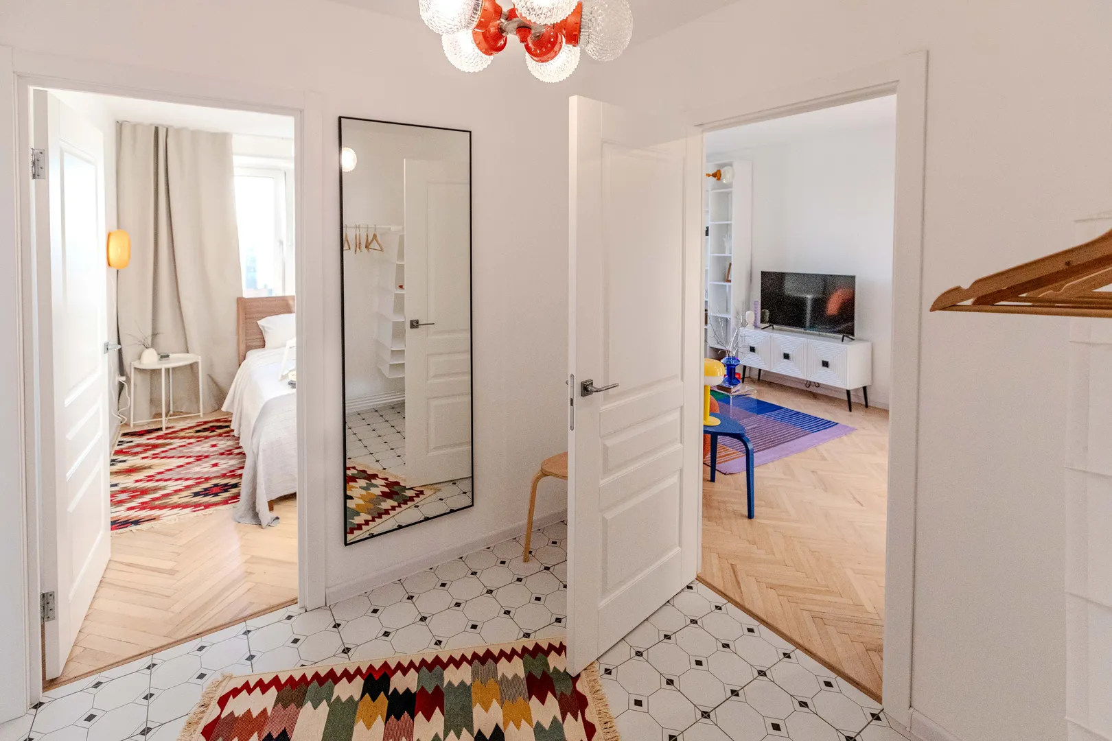 Коридор с большим зеркалом Коридор с большим зеркалом