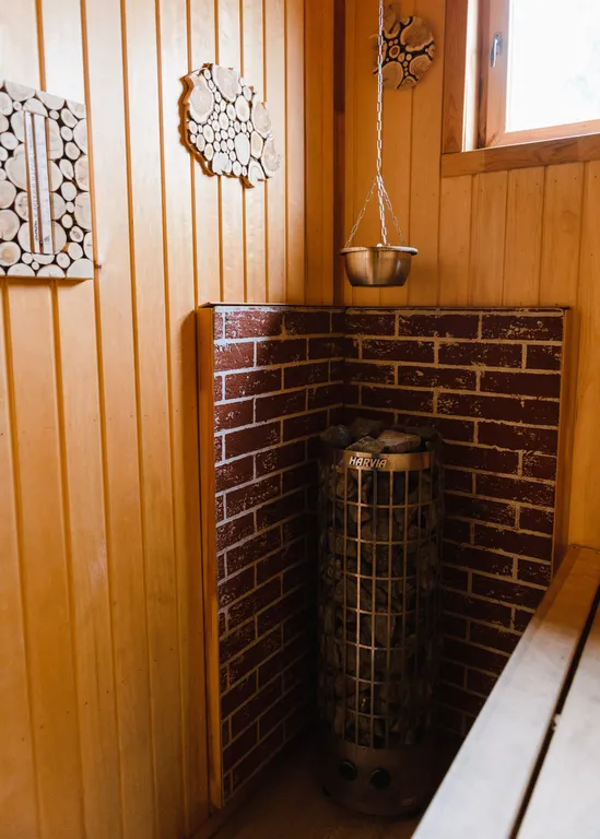 Коттедж с сауной для семейного отдыха в стиле барнхаус