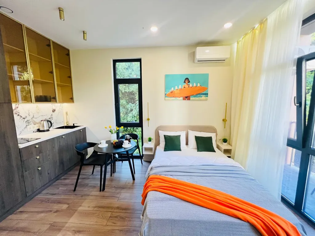 Апартаменты с балконом и бассейном на территории