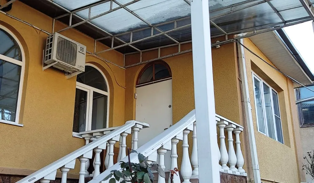 Домик с беседкой