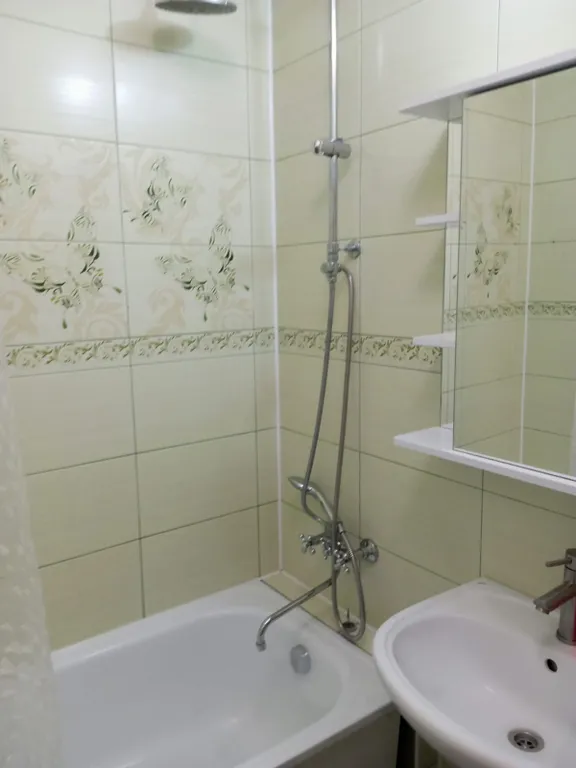 Стильная квартира с большой кроватью и телевизором смарт