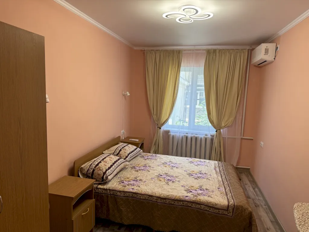 Четырёхкомнатный дом с двориком и мангалом – центр