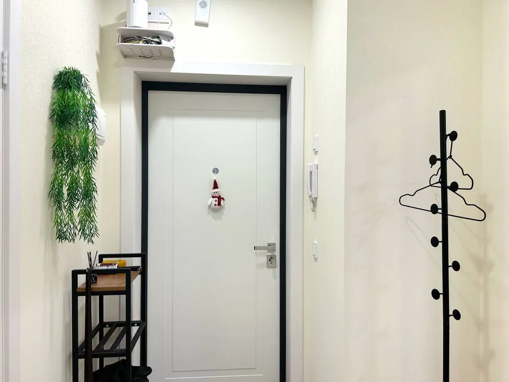 Современная евродушка у военной части