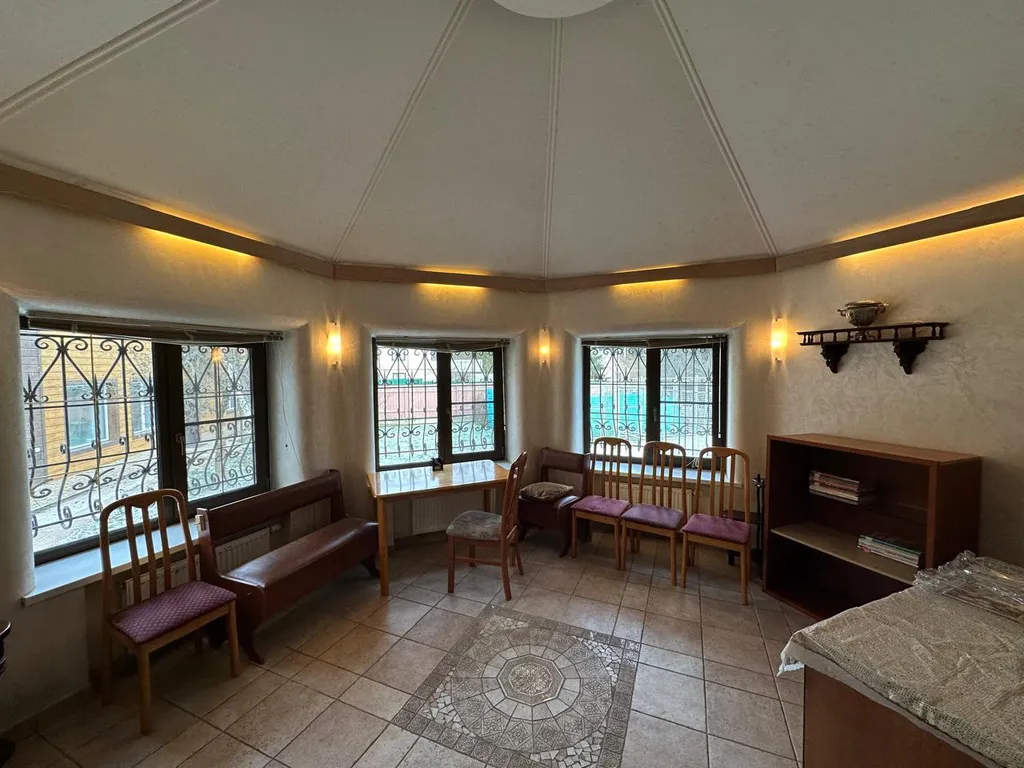 Дом с баней, бассейном и караоке