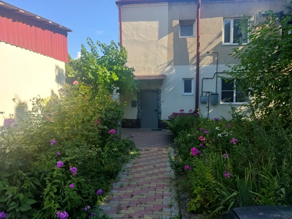 Просторная двухэтажная квартира на площади Возрождения