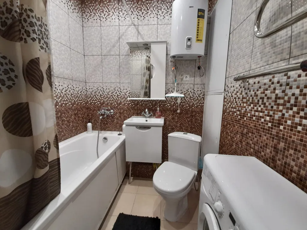 Большая однокомнатная квартира с балконом на высоком этаже