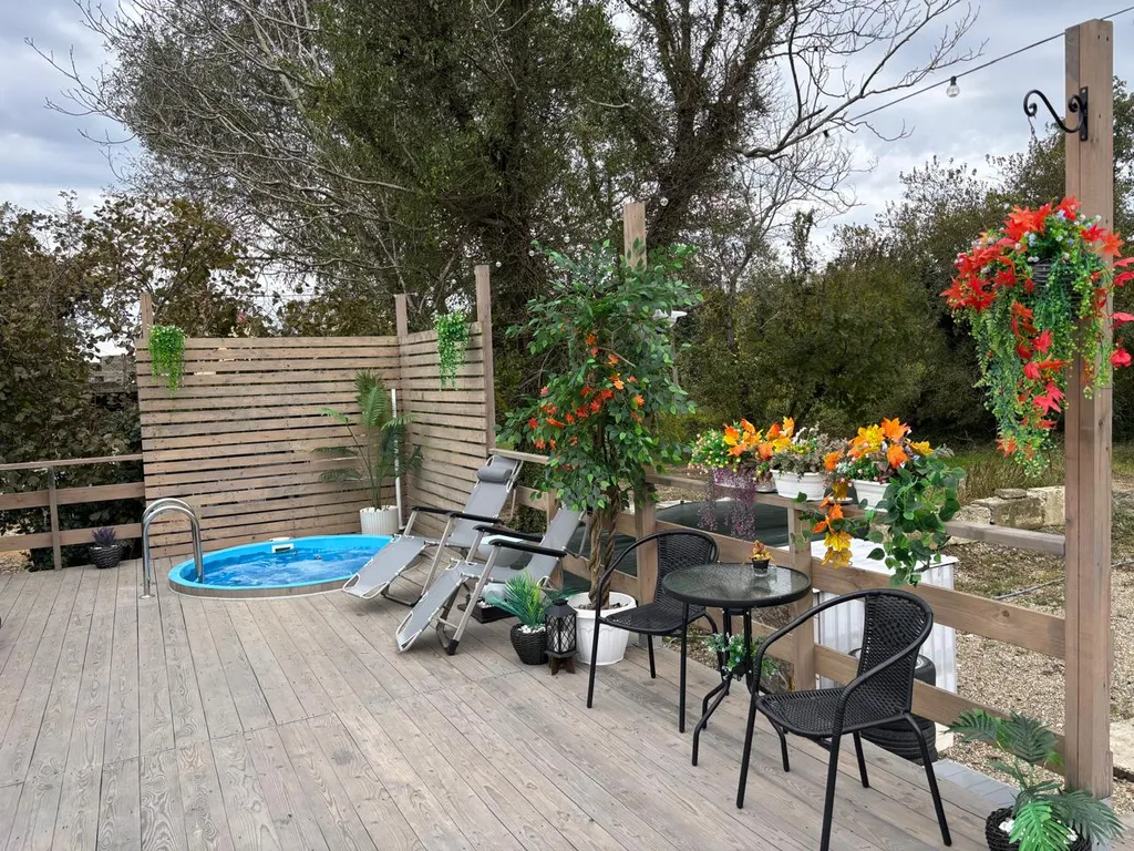 Уютная сфера на побережье