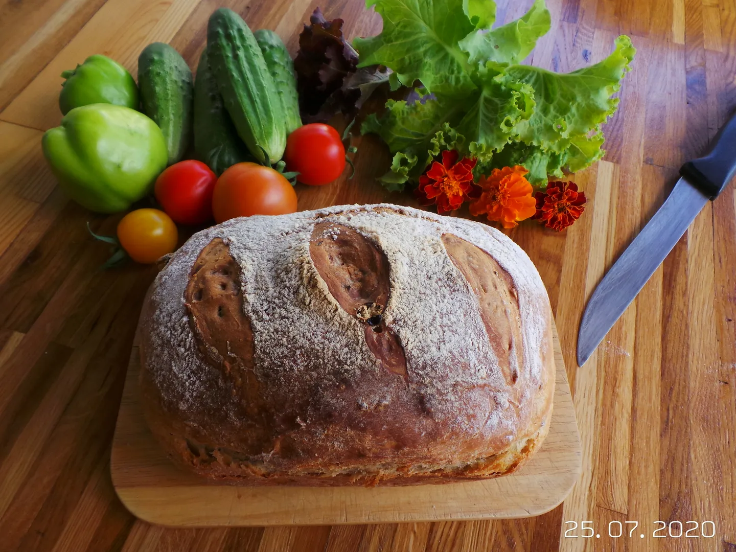 Сезон овощей. Овощи с огорода и ароматный хлеб с духовки. Что может быть лучше на свежем воздухе...
