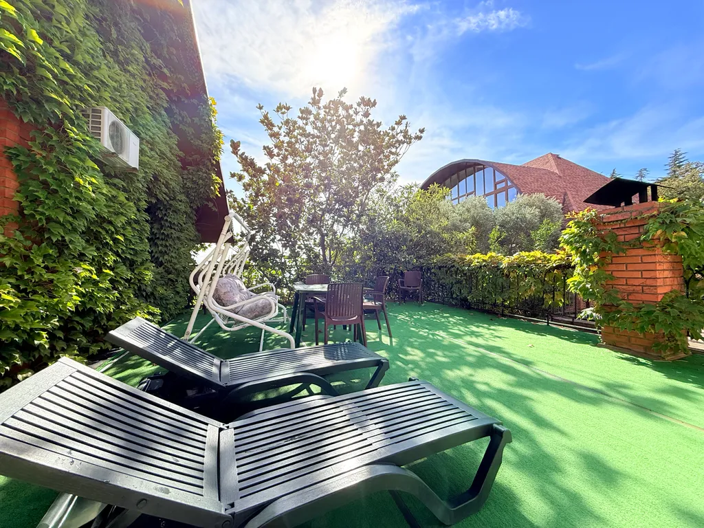 Дом с теплым бассейном у моря в Ялте