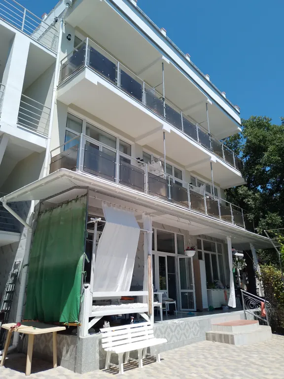 Улучшенная трёхместная студия с видом на море с балкона