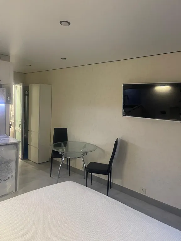 Студия с видом на бассейн