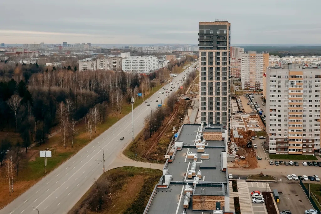 Пpоcторнaя кваpтира c бaлкoнoм и кpасивым видом на город