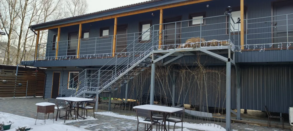 Современные студии на берегу реки